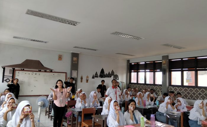 Foto bersasama kegiatan SMAN 7 Tambun selatan, Novian Sihmawati, S.Kom., KSPM., Irvan F.C Oentoeng, SE., MM.