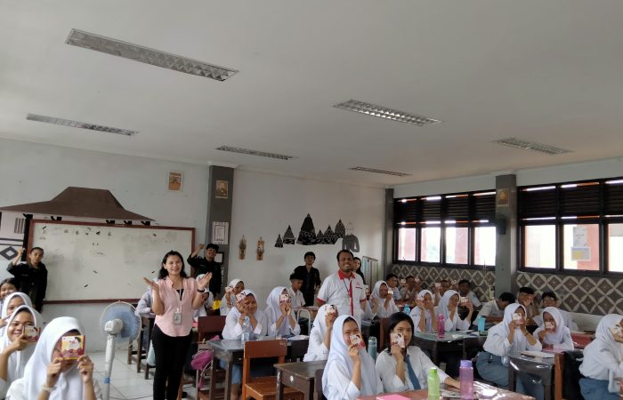 Foto bersasama kegiatan SMAN 7 Tambun selatan, Novian Sihmawati, S.Kom., KSPM., Irvan F.C Oentoeng, SE., MM.