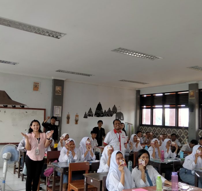Foto bersasama kegiatan SMAN 7 Tambun selatan, Novian Sihmawati, S.Kom., KSPM., Irvan F.C Oentoeng, SE., MM.
