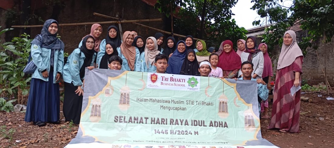 Foto Bersama UKM Ikatan Mahasiswa Muslim Tri Bhakti pada moment setelah pemotongan hewan kurban