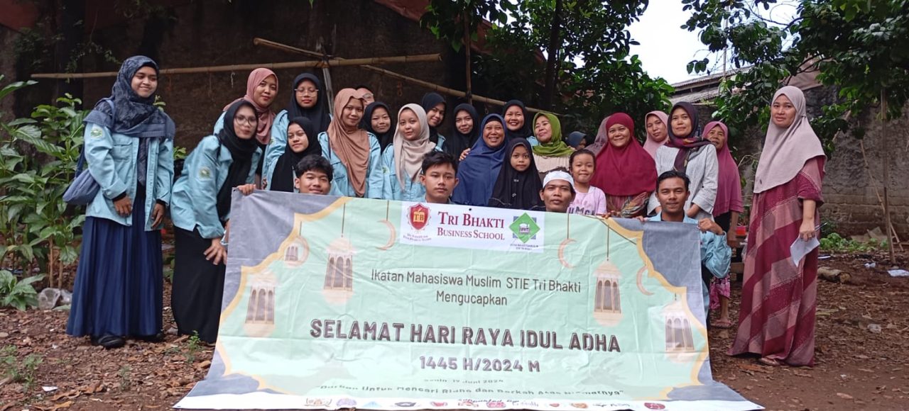 Foto Bersama UKM Ikatan Mahasiswa Muslim Tri Bhakti pada moment setelah pemotongan hewan kurban