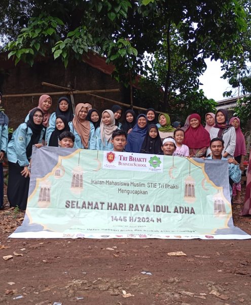 Foto Bersama UKM Ikatan Mahasiswa Muslim Tri Bhakti pada moment setelah pemotongan hewan kurban