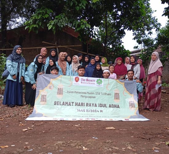 Foto Bersama UKM Ikatan Mahasiswa Muslim Tri Bhakti pada moment setelah pemotongan hewan kurban