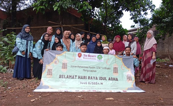 Foto Bersama UKM Ikatan Mahasiswa Muslim Tri Bhakti pada moment setelah pemotongan hewan kurban