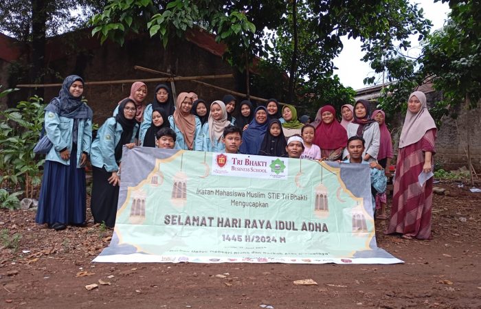 Foto Bersama UKM Ikatan Mahasiswa Muslim Tri Bhakti pada moment setelah pemotongan hewan kurban