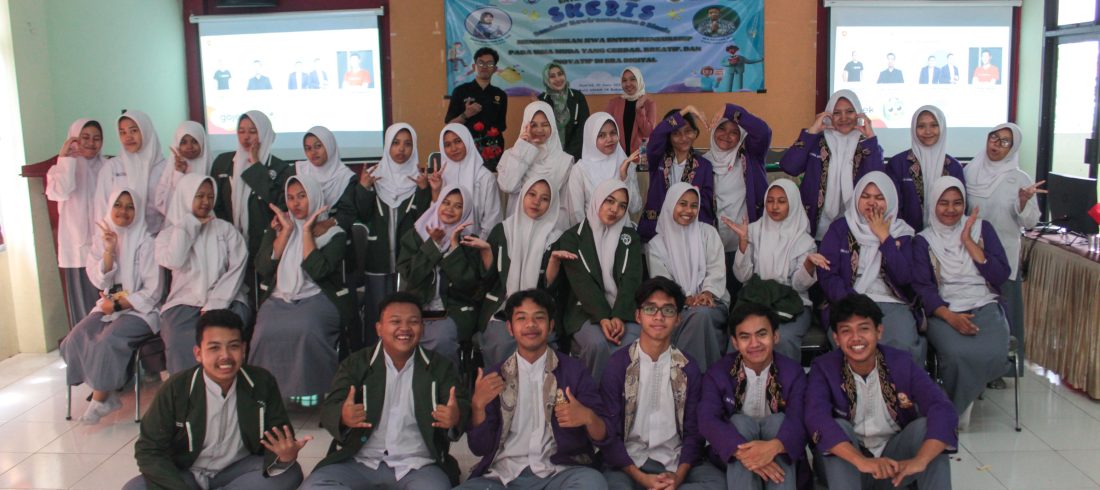 Foto Bersama Narasumber dan Siswa-Siswi SMAN 14 Kota Bekasi pada acara SKEBIS (Seminar Kewirausahaan dan Bisnis) dengan tema "Menumbuhkan Jiwa Entrepreneurship pada Usia Muda yang Cerdas, Kreatif, dan Inovatif di Era Digital"