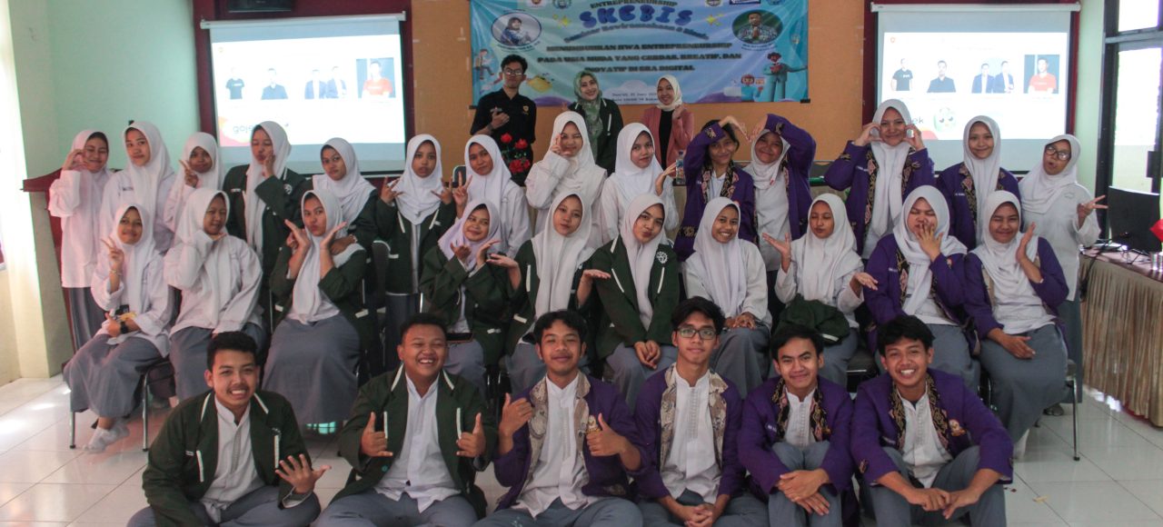 Foto Bersama Narasumber dan Siswa-Siswi SMAN 14 Kota Bekasi pada acara SKEBIS (Seminar Kewirausahaan dan Bisnis) dengan tema "Menumbuhkan Jiwa Entrepreneurship pada Usia Muda yang Cerdas, Kreatif, dan Inovatif di Era Digital"