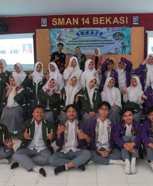 Foto Bersama Narasumber dan Siswa-Siswi SMAN 14 Kota Bekasi pada acara SKEBIS (Seminar Kewirausahaan dan Bisnis) dengan tema "Menumbuhkan Jiwa Entrepreneurship pada Usia Muda yang Cerdas, Kreatif, dan Inovatif di Era Digital"