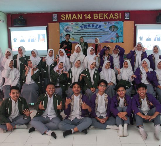 Foto Bersama Narasumber dan Siswa-Siswi SMAN 14 Kota Bekasi pada acara SKEBIS (Seminar Kewirausahaan dan Bisnis) dengan tema "Menumbuhkan Jiwa Entrepreneurship pada Usia Muda yang Cerdas, Kreatif, dan Inovatif di Era Digital"