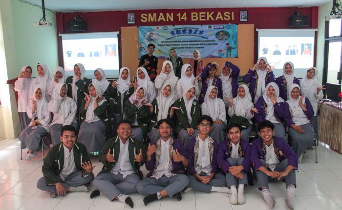 Foto Bersama Narasumber dan Siswa-Siswi SMAN 14 Kota Bekasi pada acara SKEBIS (Seminar Kewirausahaan dan Bisnis) dengan tema "Menumbuhkan Jiwa Entrepreneurship pada Usia Muda yang Cerdas, Kreatif, dan Inovatif di Era Digital"