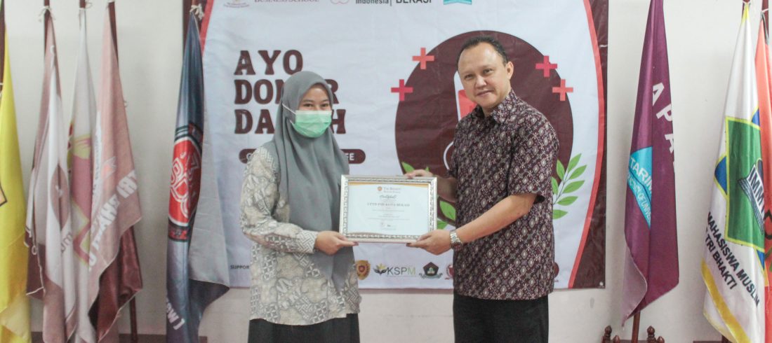 Regina dari Palang Merah Indonesia Kota Bekasi menerima sertifikat dari Ir. Prillia Haliawan, MM selaku bagian kemahasiswaan Tri Bhakti