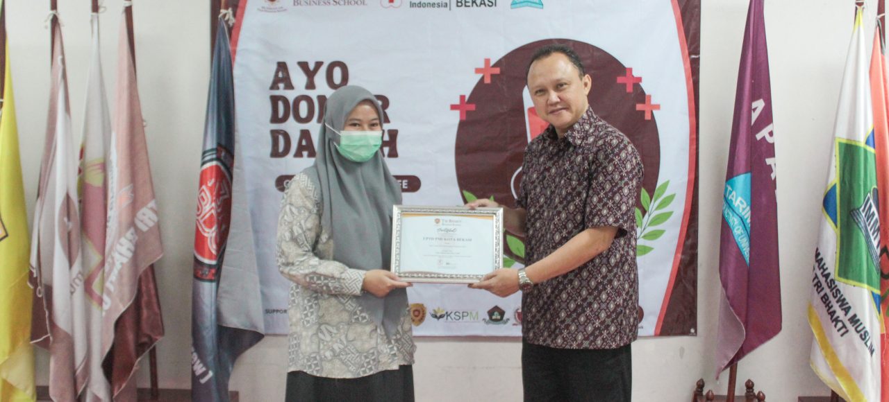 Regina dari Palang Merah Indonesia Kota Bekasi menerima sertifikat dari Ir. Prillia Haliawan, MM selaku bagian kemahasiswaan Tri Bhakti
