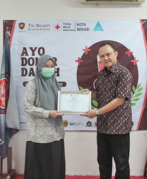 Regina dari Palang Merah Indonesia Kota Bekasi menerima sertifikat dari Ir. Prillia Haliawan, MM selaku bagian kemahasiswaan Tri Bhakti