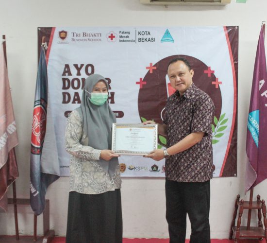 Regina dari Palang Merah Indonesia Kota Bekasi menerima sertifikat dari Ir. Prillia Haliawan, MM selaku bagian kemahasiswaan Tri Bhakti