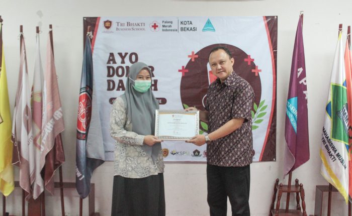 Regina dari Palang Merah Indonesia Kota Bekasi menerima sertifikat dari Ir. Prillia Haliawan, MM selaku bagian kemahasiswaan Tri Bhakti