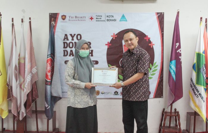 Regina dari Palang Merah Indonesia Kota Bekasi menerima sertifikat dari Ir. Prillia Haliawan, MM selaku bagian kemahasiswaan Tri Bhakti
