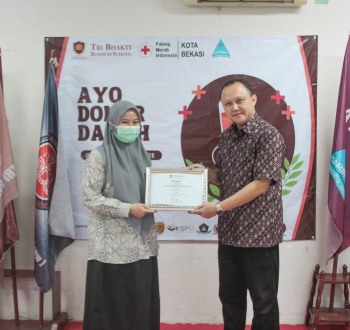 Regina dari Palang Merah Indonesia Kota Bekasi menerima sertifikat dari Ir. Prillia Haliawan, MM selaku bagian kemahasiswaan Tri Bhakti