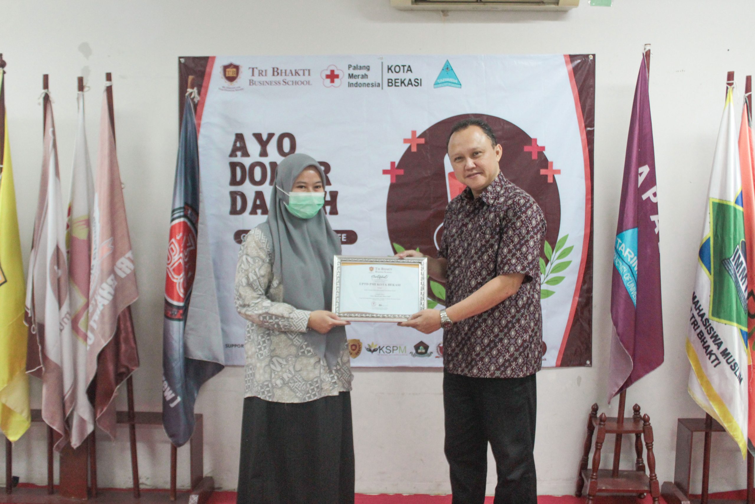 Regina dari Palang Merah Indonesia Kota Bekasi menerima sertifikat dari Ir. Prillia Haliawan, MM selaku bagian kemahasiswaan Tri Bhakti