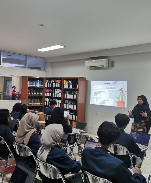 Sri Subiyanti memberikan materi mengenai Administrasi kepada Himpunan Mahasiswa Manajemen Tri Bhakti