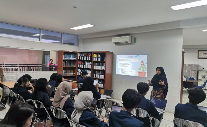 Sri Subiyanti memberikan materi mengenai Administrasi kepada Himpunan Mahasiswa Manajemen Tri Bhakti