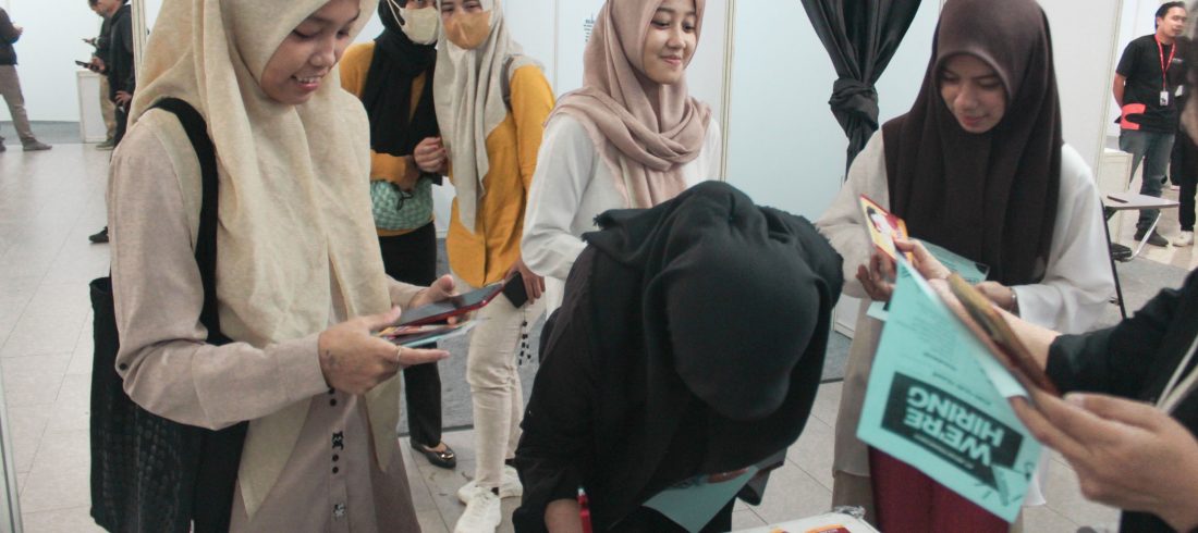 Peserta Job Fair FaceJob Indonesia di Mega Bekasi Hypermall mengunjungi booth Tri Bhakti Business School