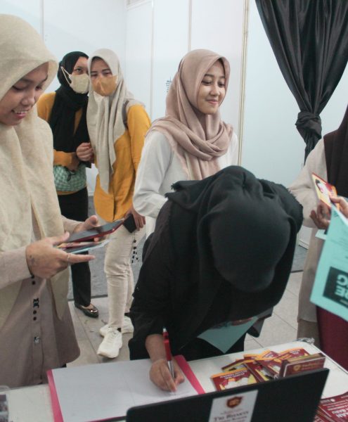 Peserta Job Fair FaceJob Indonesia di Mega Bekasi Hypermall mengunjungi booth Tri Bhakti Business School
