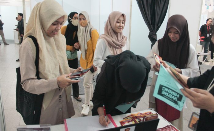 Peserta Job Fair FaceJob Indonesia di Mega Bekasi Hypermall mengunjungi booth Tri Bhakti Business School