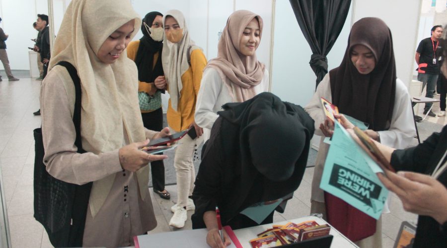 Peserta Job Fair FaceJob Indonesia di Mega Bekasi Hypermall mengunjungi booth Tri Bhakti Business School