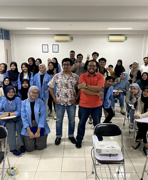 Foto Bersama Mahasiswa Tri Bhakti, Fitrasyah Nurmulya, A.Md, S.Hum, M.S.M. dan Fawzi Bhakti Prestama di acara Sharing Session English Conversation Club