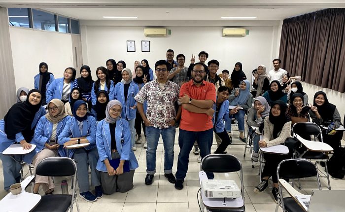 Foto Bersama Mahasiswa Tri Bhakti, Fitrasyah Nurmulya, A.Md, S.Hum, M.S.M. dan Fawzi Bhakti Prestama di acara Sharing Session English Conversation Club