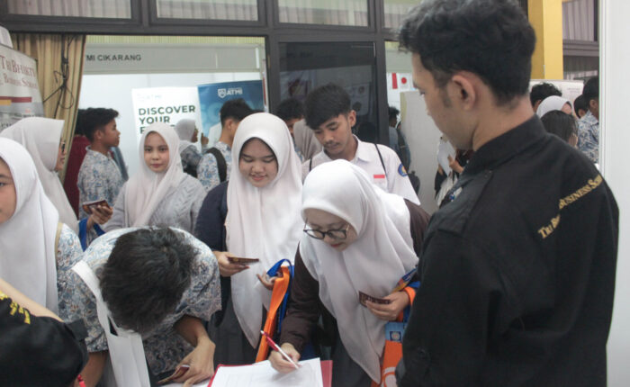Education Fair 2024 MGBK SMA Kota Bekasi, Rizki Hidayatullah Menjelaskan
