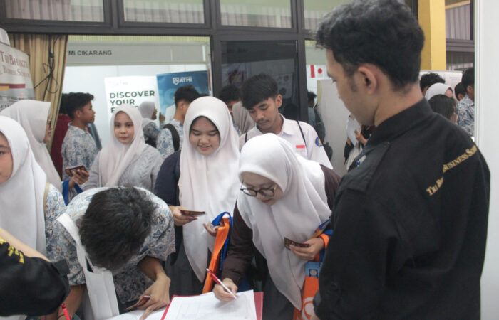 Education Fair 2024 MGBK SMA Kota Bekasi, Rizki Hidayatullah Menjelaskan