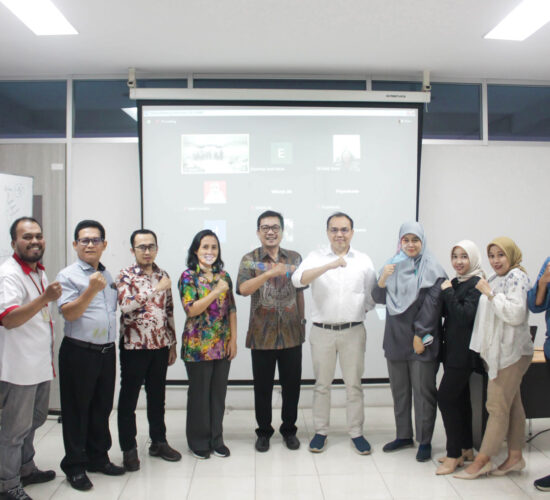 Foto Bersama acara Sharing Session: “Storytelling for Effective Learning” Bersama Sabam Hutajulu, M.Acc., Ph.D. dalam acara tersebut terdapat Dr. Eddy Setyanto, S.Sos., M.Si, Keri Boru Hotang. S.E., M.Ak, Dr. Sofia Maulida, SE., MM, Dr. Yusuf Faisal., SE.I., M.Ak., M.E, Rizki Oktaviani, SE., MM, Drs. Tigor Hutapea, ME, Lembah Dewi Andini., S.E., M.Ak., Ak., CA., Irvan F.C.Oentoeng, SE., MM