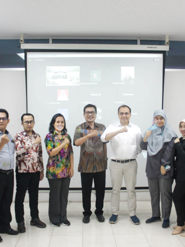 Foto Bersama acara Sharing Session: “Storytelling for Effective Learning” Bersama Sabam Hutajulu, M.Acc., Ph.D. dalam acara tersebut terdapat Dr. Eddy Setyanto, S.Sos., M.Si, Keri Boru Hotang. S.E., M.Ak, Dr. Sofia Maulida, SE., MM, Dr. Yusuf Faisal., SE.I., M.Ak., M.E, Rizki Oktaviani, SE., MM, Drs. Tigor Hutapea, ME, Lembah Dewi Andini., S.E., M.Ak., Ak., CA., Irvan F.C.Oentoeng, SE., MM