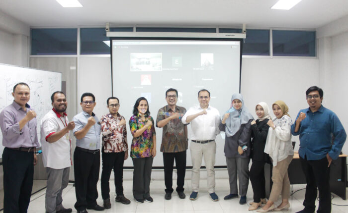 Foto Bersama acara Sharing Session: “Storytelling for Effective Learning” Bersama Sabam Hutajulu, M.Acc., Ph.D. dalam acara tersebut terdapat Dr. Eddy Setyanto, S.Sos., M.Si, Keri Boru Hotang. S.E., M.Ak, Dr. Sofia Maulida, SE., MM, Dr. Yusuf Faisal., SE.I., M.Ak., M.E, Rizki Oktaviani, SE., MM, Drs. Tigor Hutapea, ME, Lembah Dewi Andini., S.E., M.Ak., Ak., CA., Irvan F.C.Oentoeng, SE., MM