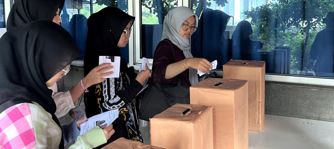 Pemilihan Mahasiswa Raya PEMIRA 2024, Mahasiswa memasukan suara ke kotak suara
