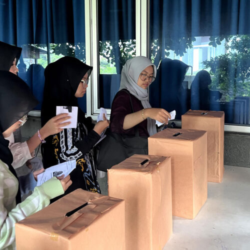 Pemilihan Mahasiswa Raya PEMIRA 2024, Mahasiswa memasukan suara ke kotak suara