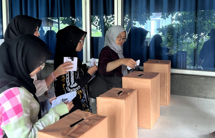 Pemilihan Mahasiswa Raya PEMIRA 2024, Mahasiswa memasukan suara ke kotak suara