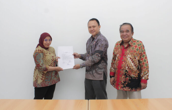foto bersama antara Drs. Widayatmoko, MM., M.Ikom., Lembah Dewi Andini, S.E., M.Ak., Ak., CA. dan Drs. Widayatmoko, MM., M.Ikom