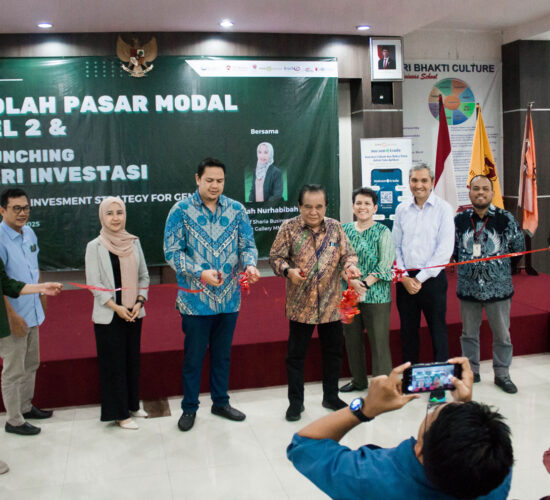 Horas Sebastian E Tobing, BA., Ketua Yayasan Prima Bina Bangsa dengan Banyu Adiputra, Head of Business MNC Sekuritas beserta Kelompok Studi Pasar Modal Tri Bhakti dan Helen Irawati Tobing dan Irvan F.C.Oentoeng, SE., MM dan Indah Nurhabibah, Head of Sharia Business and Investment Gallery MNC Sekuritas