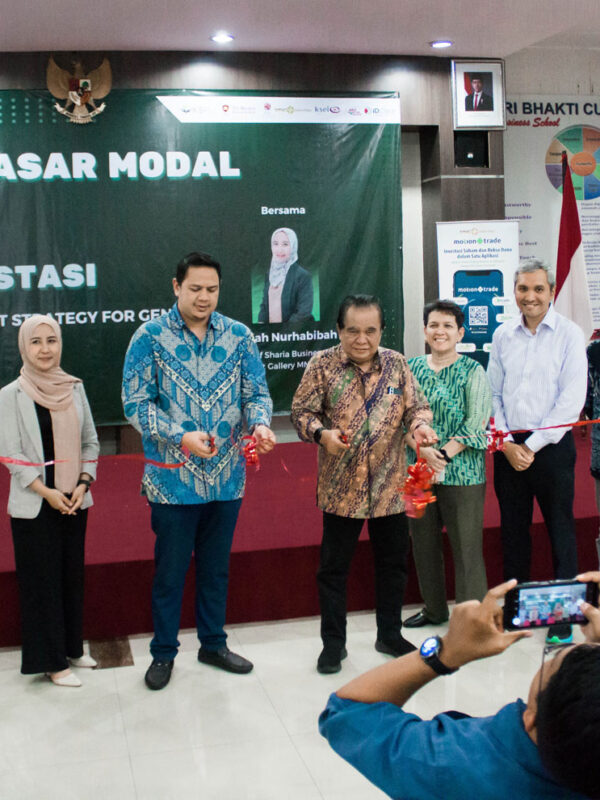 Horas Sebastian E Tobing, BA., Ketua Yayasan Prima Bina Bangsa dengan Banyu Adiputra, Head of Business MNC Sekuritas beserta Kelompok Studi Pasar Modal Tri Bhakti dan Helen Irawati Tobing dan Irvan F.C.Oentoeng, SE., MM dan Indah Nurhabibah, Head of Sharia Business and Investment Gallery MNC Sekuritas