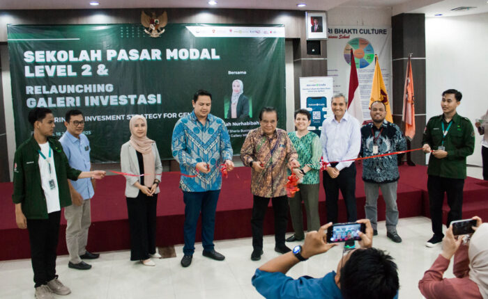 Horas Sebastian E Tobing, BA., Ketua Yayasan Prima Bina Bangsa dengan Banyu Adiputra, Head of Business MNC Sekuritas beserta Kelompok Studi Pasar Modal Tri Bhakti dan Helen Irawati Tobing dan Irvan F.C.Oentoeng, SE., MM dan Indah Nurhabibah, Head of Sharia Business and Investment Gallery MNC Sekuritas