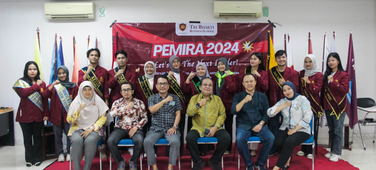 Foto Bersama Pengukuhan Ketua dan Wakil UKM baru terdapat Drs. Widayatmoko, MM., M.Ikom selaku Ketua Tri Bhakti Business School, Dr. Eddy Setyanto, S.Sos., M.Si sebagai Wakil Ketua I, Ir. Prillia Haliawan, MM dari LPMI, Dr. Sofia Maulida, SE., MM selaku Ketua Program Studi Manajemen, Dr. Yusuf Faisal, SE.I., M.Ak., M.E selaku Ketua Program Studi Akuntansi, serta Lembah Dewi Andini, S.E., M.Ak., Ak., CA. sebagai Kepala Bagian Kemahasiswaan dan Alumni.