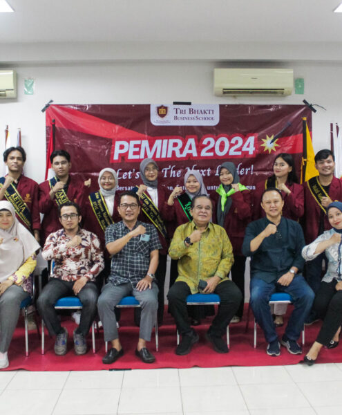 Foto Bersama Pengukuhan Ketua dan Wakil UKM baru terdapat Drs. Widayatmoko, MM., M.Ikom selaku Ketua Tri Bhakti Business School, Dr. Eddy Setyanto, S.Sos., M.Si sebagai Wakil Ketua I, Ir. Prillia Haliawan, MM dari LPMI, Dr. Sofia Maulida, SE., MM selaku Ketua Program Studi Manajemen, Dr. Yusuf Faisal, SE.I., M.Ak., M.E selaku Ketua Program Studi Akuntansi, serta Lembah Dewi Andini, S.E., M.Ak., Ak., CA. sebagai Kepala Bagian Kemahasiswaan dan Alumni.
