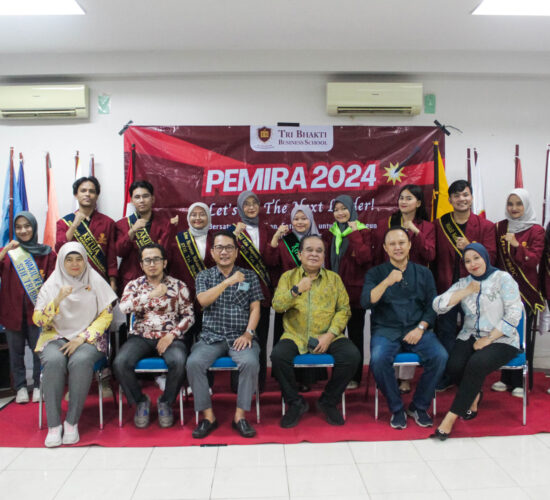Foto Bersama Pengukuhan Ketua dan Wakil UKM baru terdapat Drs. Widayatmoko, MM., M.Ikom selaku Ketua Tri Bhakti Business School, Dr. Eddy Setyanto, S.Sos., M.Si sebagai Wakil Ketua I, Ir. Prillia Haliawan, MM dari LPMI, Dr. Sofia Maulida, SE., MM selaku Ketua Program Studi Manajemen, Dr. Yusuf Faisal, SE.I., M.Ak., M.E selaku Ketua Program Studi Akuntansi, serta Lembah Dewi Andini, S.E., M.Ak., Ak., CA. sebagai Kepala Bagian Kemahasiswaan dan Alumni.