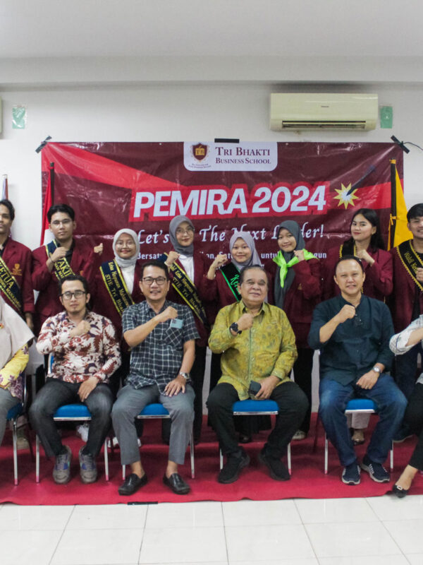 Foto Bersama Pengukuhan Ketua dan Wakil UKM baru terdapat Drs. Widayatmoko, MM., M.Ikom selaku Ketua Tri Bhakti Business School, Dr. Eddy Setyanto, S.Sos., M.Si sebagai Wakil Ketua I, Ir. Prillia Haliawan, MM dari LPMI, Dr. Sofia Maulida, SE., MM selaku Ketua Program Studi Manajemen, Dr. Yusuf Faisal, SE.I., M.Ak., M.E selaku Ketua Program Studi Akuntansi, serta Lembah Dewi Andini, S.E., M.Ak., Ak., CA. sebagai Kepala Bagian Kemahasiswaan dan Alumni.