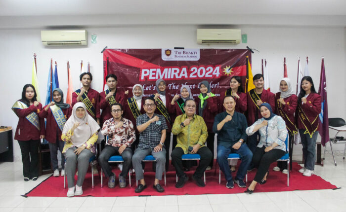 Foto Bersama Pengukuhan Ketua dan Wakil UKM baru terdapat Drs. Widayatmoko, MM., M.Ikom selaku Ketua Tri Bhakti Business School, Dr. Eddy Setyanto, S.Sos., M.Si sebagai Wakil Ketua I, Ir. Prillia Haliawan, MM dari LPMI, Dr. Sofia Maulida, SE., MM selaku Ketua Program Studi Manajemen, Dr. Yusuf Faisal, SE.I., M.Ak., M.E selaku Ketua Program Studi Akuntansi, serta Lembah Dewi Andini, S.E., M.Ak., Ak., CA. sebagai Kepala Bagian Kemahasiswaan dan Alumni.