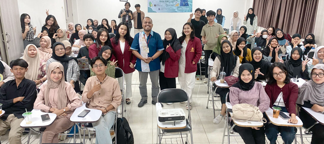 foto bersama mahasiswa dan Irvan F.C. Oentoeng, SE., MM pada acara Talkshow Keuangan dengan tema "Investasi untuk Generasi Masa Kini". Tri Bhakti Business School