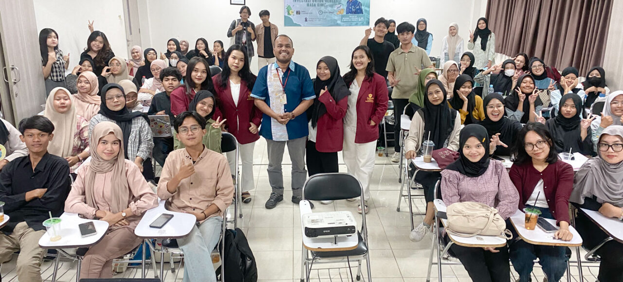 foto bersama mahasiswa dan Irvan F.C. Oentoeng, SE., MM pada acara Talkshow Keuangan dengan tema "Investasi untuk Generasi Masa Kini". Tri Bhakti Business School