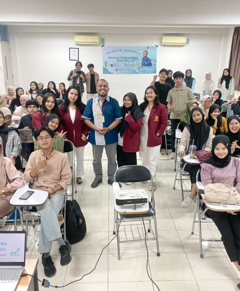 foto bersama mahasiswa dan Irvan F.C. Oentoeng, SE., MM pada acara Talkshow Keuangan dengan tema "Investasi untuk Generasi Masa Kini". Tri Bhakti Business School